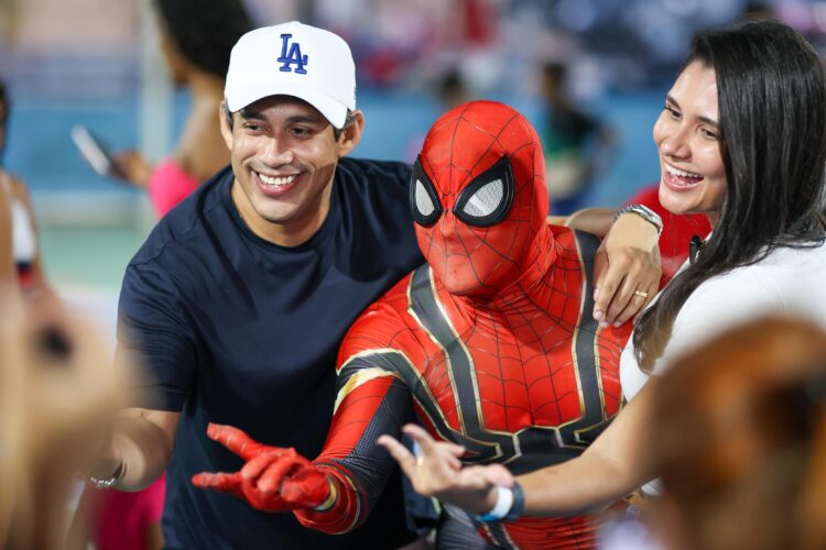 Osmar Filho e Clara Gomes realizam festa para as crianças na região do São Francisco