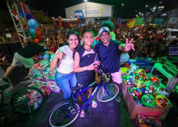 Osmar Filho e Clara Gomes realizam festa para as crianças na região do São Francisco