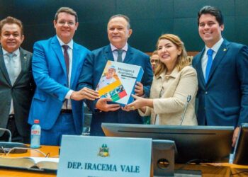 Carlos Brandão apresenta perspectivas de novos investimentos durante entrega da Mensagem Governamental à Alema