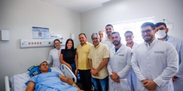 Brandão visita policial Jefferson Castelo Branco, que recebeu alta hospitalar após ser baleado