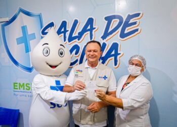 Brandão dá exemplo e reforça campanha de vacinação no Maranhã