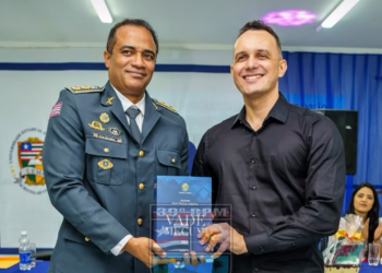 Comandante do 39º BPM prestigia cerimônia de entrega do vade mecum à primeira turma de Direito da UEMA, Campus Lago da Pedra