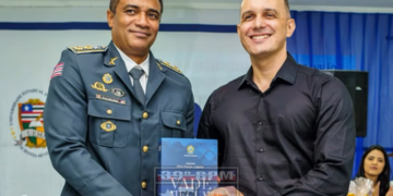 Comandante do 39º BPM prestigia cerimônia de entrega do vade mecum à primeira turma de Direito da UEMA, Campus Lago da Pedra