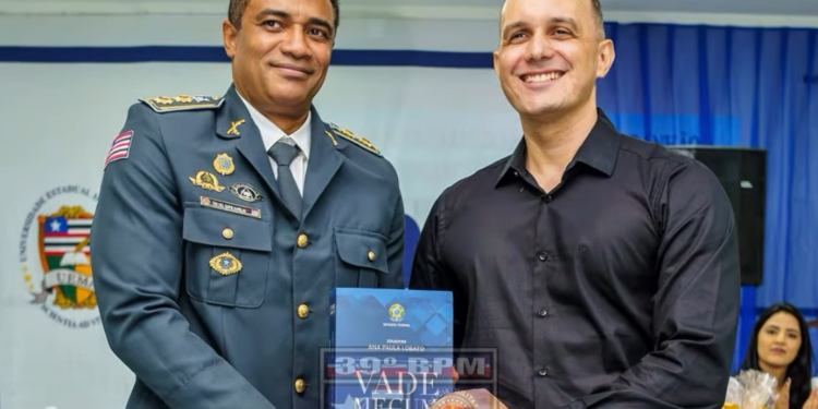 Comandante do 39º BPM prestigia cerimônia de entrega do vade mecum à primeira turma de Direito da UEMA, Campus Lago da Pedra