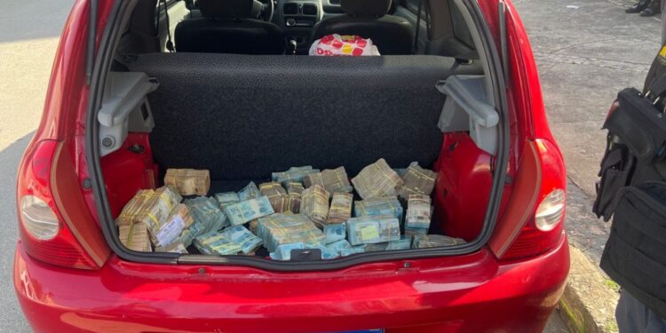 Justiça está próxima de divulgar a procedência e o destino do milhão encontrado na mala do veículo RenaultClio da família Braide