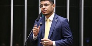 Ribeiro Neto repercute na tribuna da Câmara o caos do transporte público em São Luís