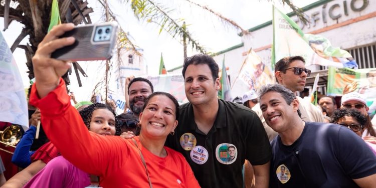 Orleans Brandão percorre Primeira Cruz ao lado da população em grande ato de apoio à sua candidatura