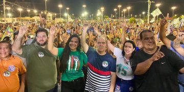 Com casa cheia, Astro apresenta seu dream team e ratifica força política na capital