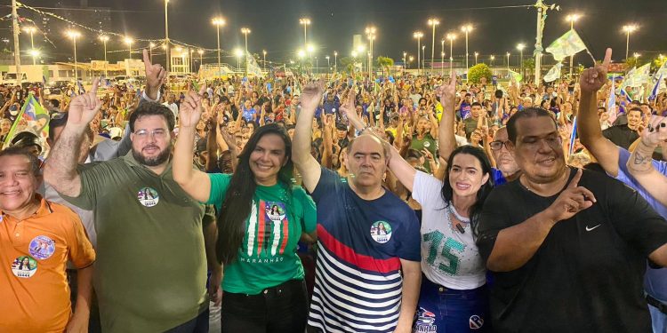 Com casa cheia, Astro apresenta seu dream team e ratifica força política na capital