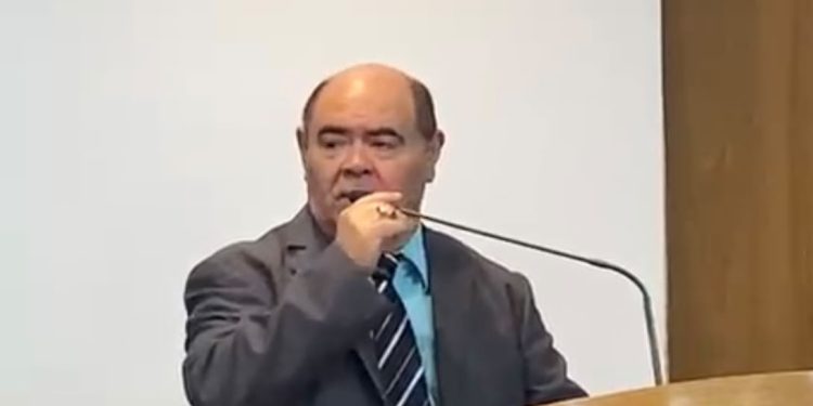 Astro de Ogum parabeniza eleitos e destaca renovação política durante discurso na Câmara