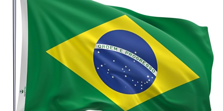 Comerciantes comemoram a recuperação nas vendas de camisas do Brasil que haviam encalhado por causa da Copa
